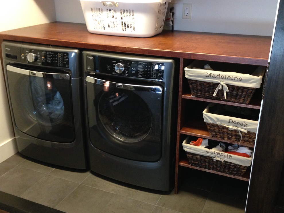 Moderner Hauswirtschaftsraum mit Waschmaschinenschrank in New York