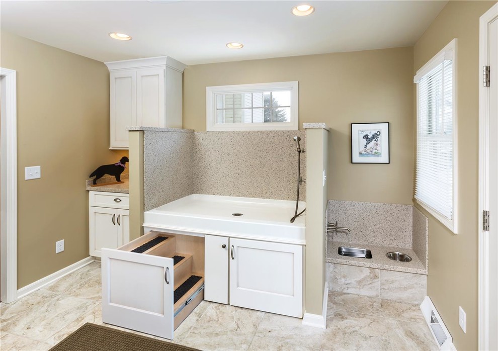 Immagine di una lavanderia multiuso minimal di medie dimensioni con ante con riquadro incassato, ante bianche, top in granito, pareti beige e pavimento con piastrelle in ceramica