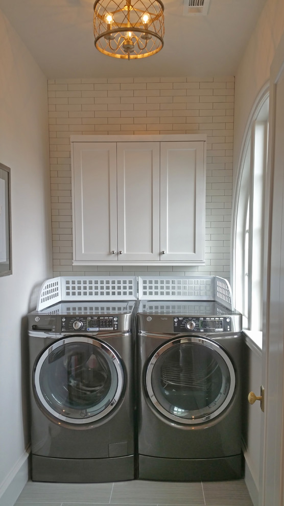 Moderner Hauswirtschaftsraum mit Waschmaschine und Trockner nebeneinander in Los Angeles