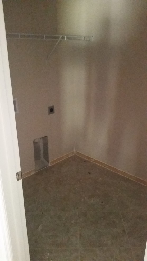 Esempio di una piccola sala lavanderia chic con pareti beige, pavimento con piastrelle in ceramica e lavatrice e asciugatrice affiancate
