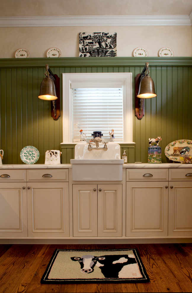Idéer för ett mellanstort klassiskt u-format grovkök, med en rustik diskho, luckor med upphöjd panel, vita skåp, marmorbänkskiva, gröna väggar, mellanmörkt trägolv och en tvättmaskin och torktumlare bredvid varandra