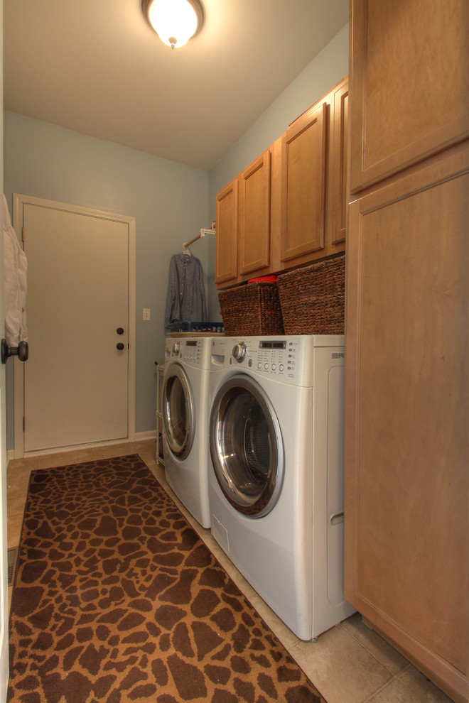 Design ideas for a classic utility room in Chicago.