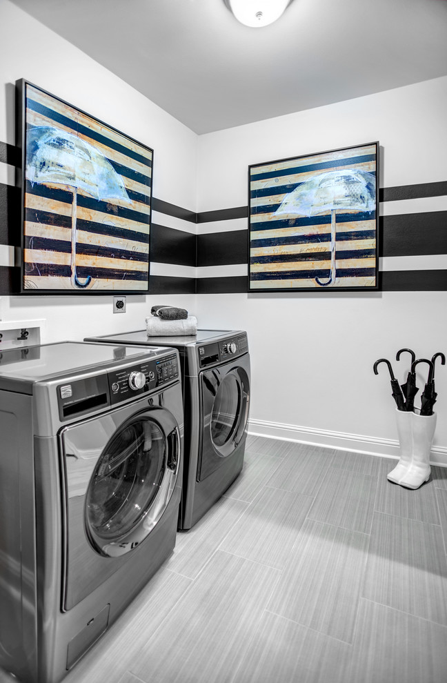 Modelo de armario lavadero de estilo de casa de campo con paredes multicolor, lavadora y secadora integrada y suelo gris