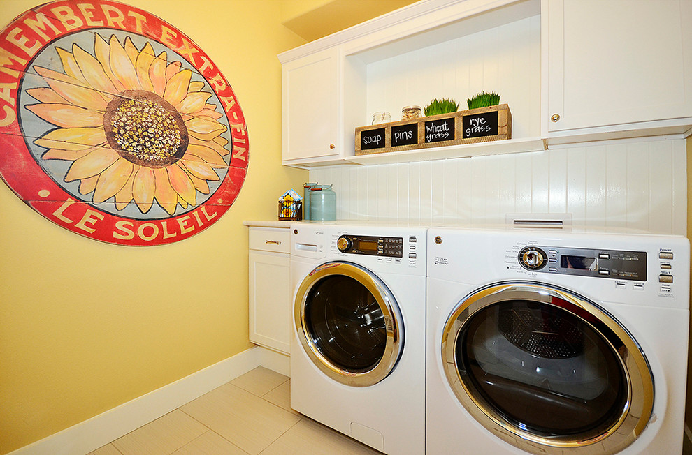 Idéer för vintage tvättstugor, med vita skåp och en tvättmaskin och torktumlare bredvid varandra