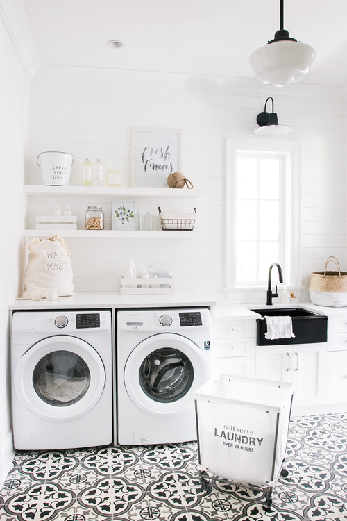 A Farmhouse Marvel: White Shaker Cabinets and a Black Farmhouse Sink
