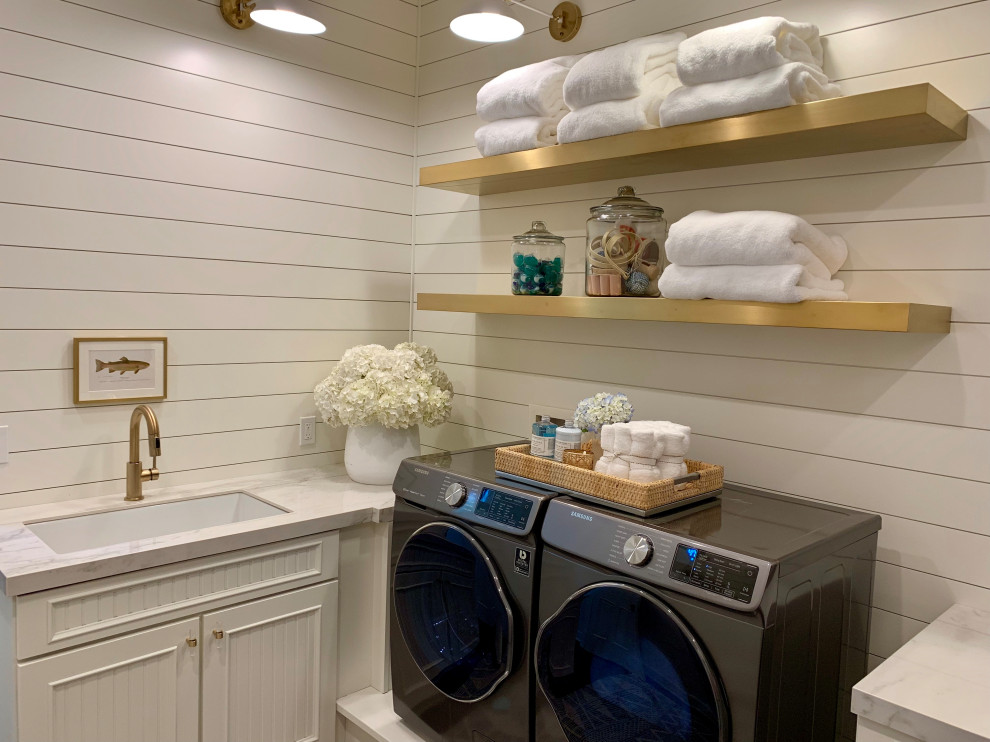 Idee per una sala lavanderia tradizionale di medie dimensioni con lavello sottopiano, ante con riquadro incassato, ante bianche, top in marmo, pareti bianche, lavatrice e asciugatrice affiancate e top bianco