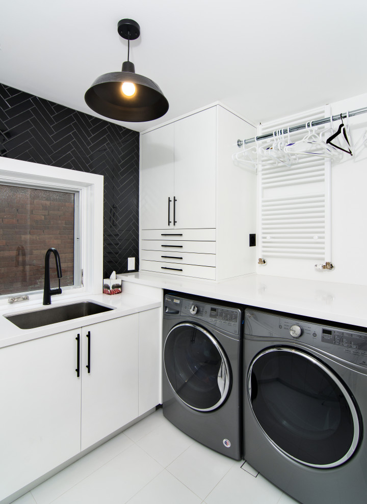 Esempio di una sala lavanderia contemporanea con lavello sottopiano, ante lisce, ante bianche, pareti bianche, lavatrice e asciugatrice affiancate, pavimento bianco e top bianco