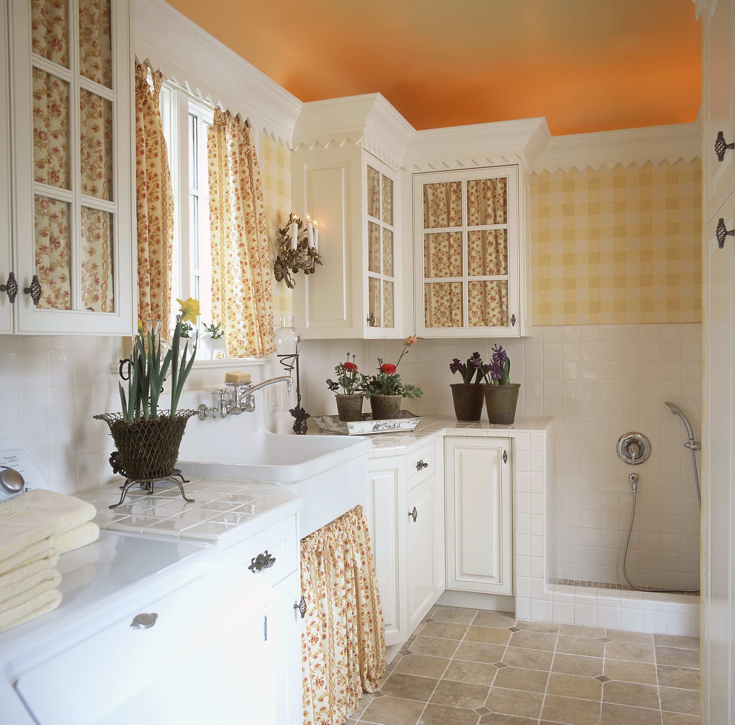 75 Laundry Room with Tile Countertops Ideas You'll Love - January, 2024