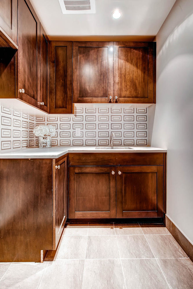 Mittelgroße Moderne Waschküche in L-Form mit Unterbauwaschbecken, Schrankfronten mit vertiefter Füllung, hellbraunen Holzschränken und Bambusparkett in Denver