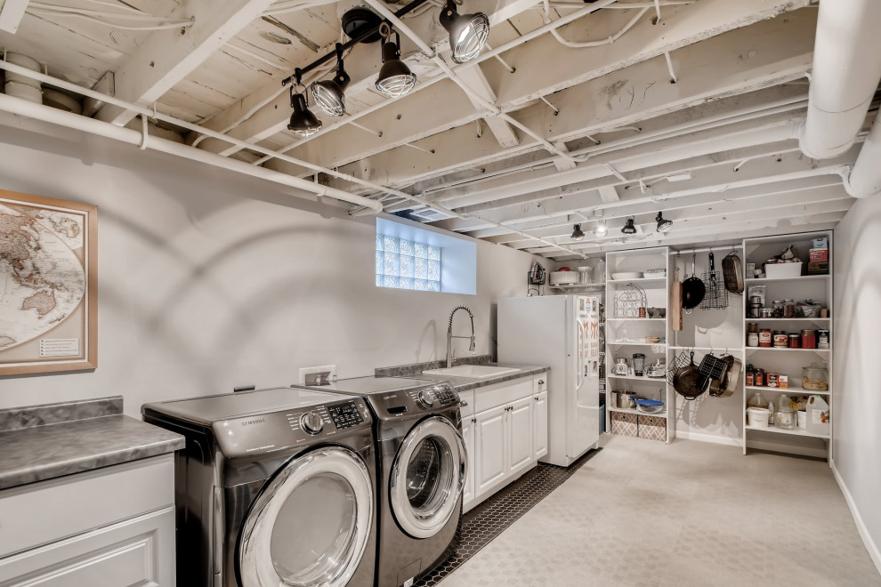 Idee per una lavanderia multiuso di medie dimensioni con lavatoio, top in laminato, pareti bianche, moquette, lavatrice e asciugatrice affiancate, pavimento grigio e travi a vista