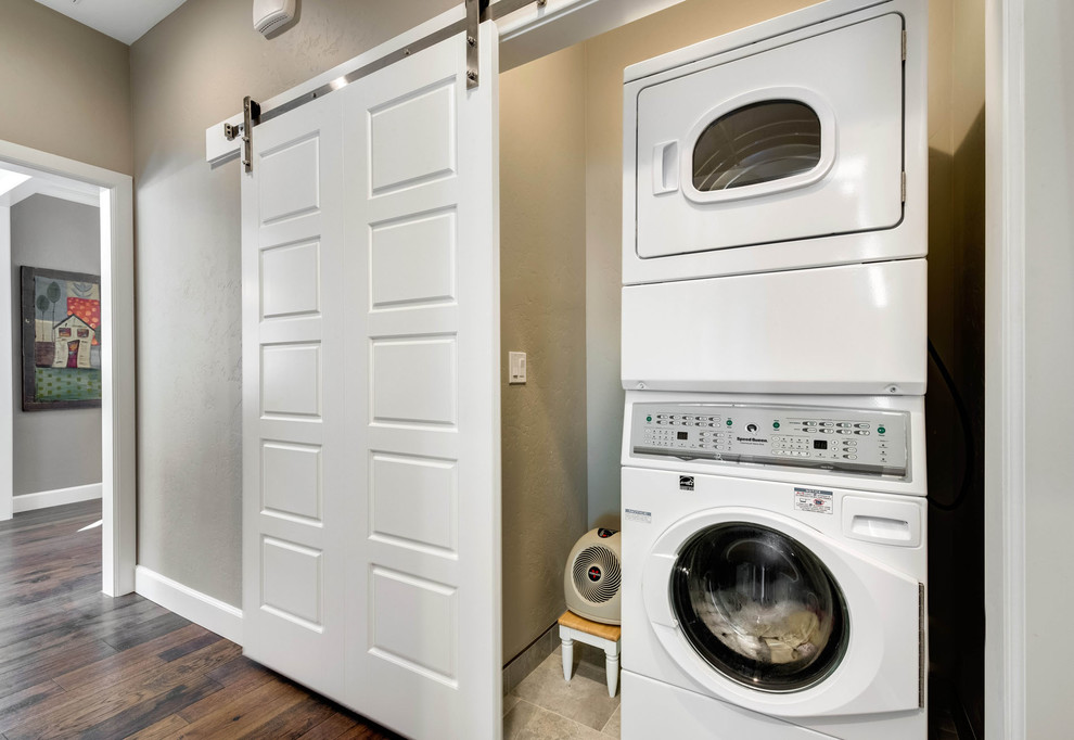 Idéer för små amerikanska linjära små tvättstugor, med grå väggar, klinkergolv i porslin och en tvättpelare