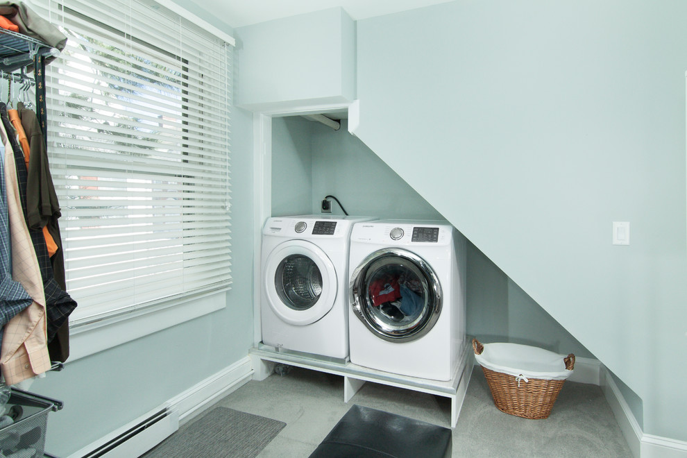 Ispirazione per un piccolo ripostiglio-lavanderia contemporaneo con pareti grigie, moquette, lavatrice e asciugatrice affiancate e pavimento grigio