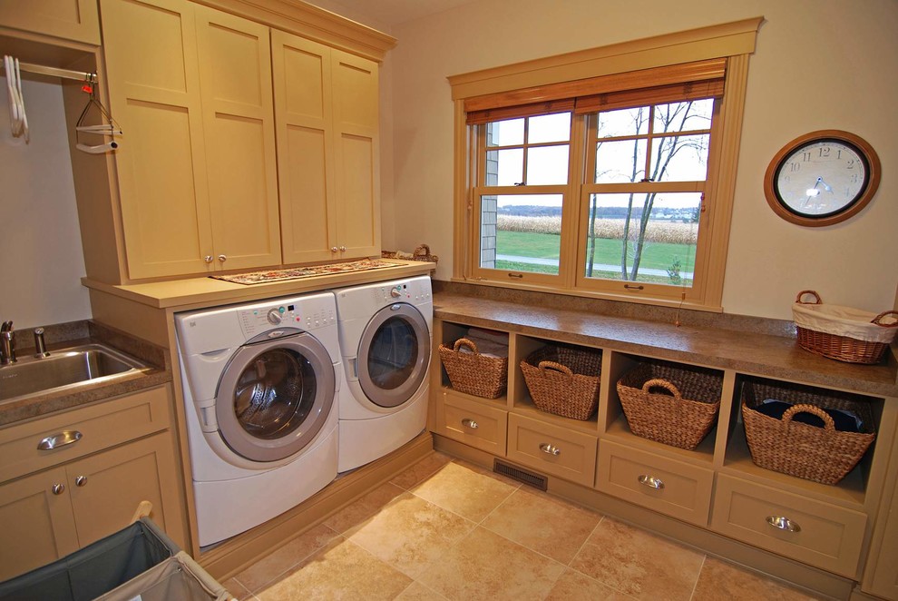 Example of a classic laundry room design in Minneapolis