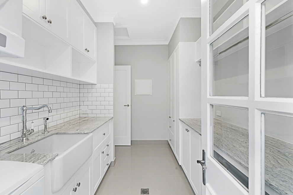 Multifunktionaler, Zweizeiliger Klassischer Hauswirtschaftsraum mit Landhausspüle, Marmor-Arbeitsplatte, grauer Wandfarbe, Keramikboden, grauem Boden und grauer Arbeitsplatte in Brisbane