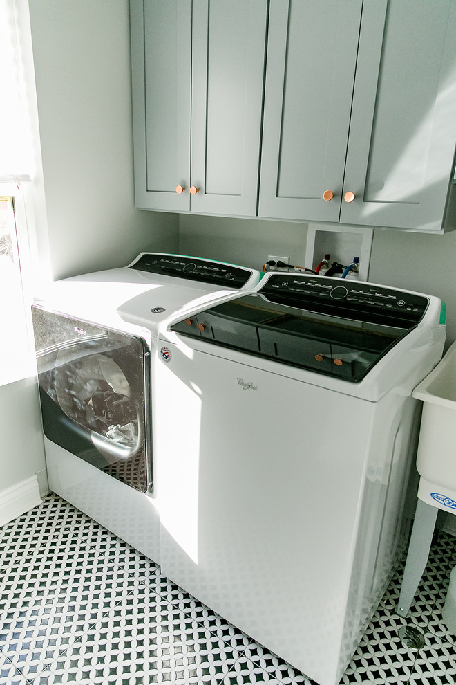 Exempel på en liten modern linjär tvättstuga, med skåp i shakerstil, grå skåp, vita väggar, klinkergolv i keramik och flerfärgat golv
