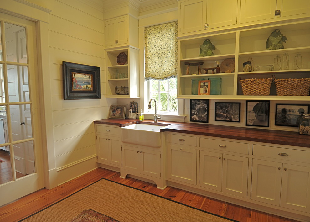 Klassischer Hauswirtschaftsraum mit Landhausspüle, Arbeitsplatte aus Holz und brauner Arbeitsplatte in Charleston