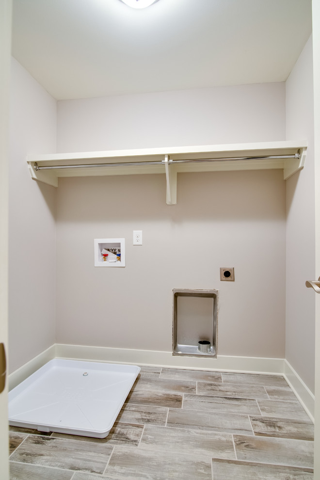 Foto di un piccolo ripostiglio-lavanderia classico con pareti beige, pavimento in gres porcellanato e lavatrice e asciugatrice affiancate