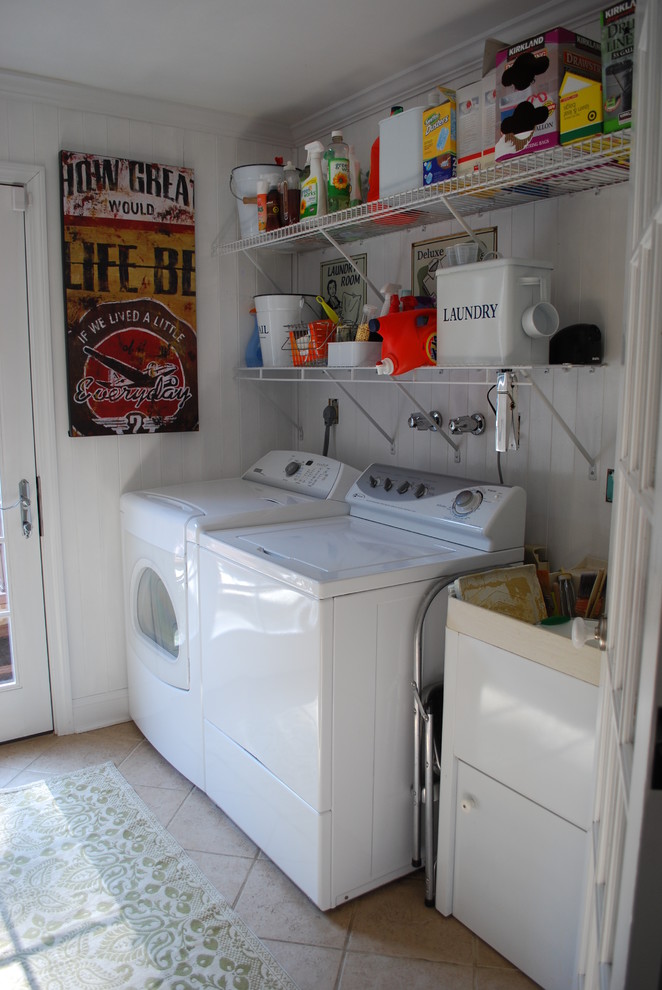 Idéer för mellanstora vintage tvättstugor, med en allbänk, vita väggar, klinkergolv i keramik och en tvättmaskin och torktumlare bredvid varandra