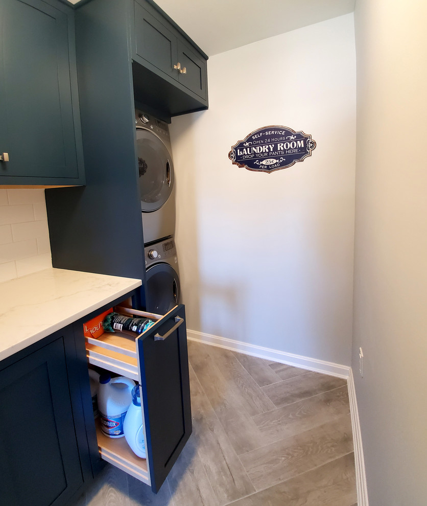 ワシントンD.C.にあるお手頃価格の中くらいなミッドセンチュリースタイルのおしゃれな洗濯室 (I型) の写真