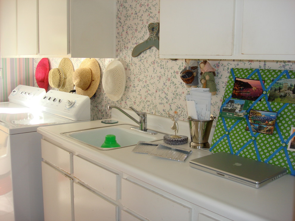 Einzeilige, Mittelgroße Eklektische Waschküche mit Einbauwaschbecken, flächenbündigen Schrankfronten, weißen Schränken, Arbeitsplatte aus Holz, bunten Wänden und Waschmaschine und Trockner nebeneinander in Orange County