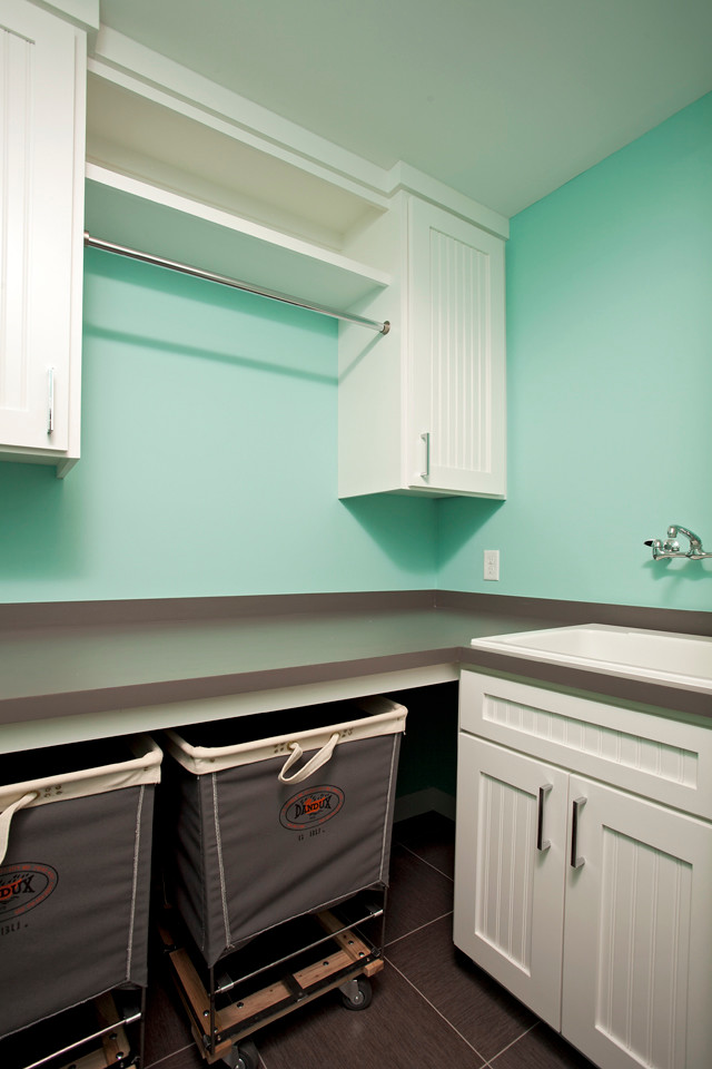 Immagine di una piccola sala lavanderia classica con ante bianche, top in laminato, pareti blu, pavimento con piastrelle in ceramica, lavatrice e asciugatrice affiancate, top grigio e ante con riquadro incassato