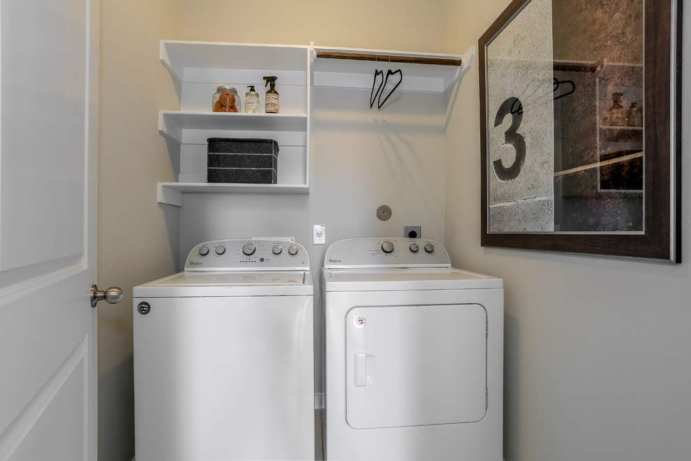 Ispirazione per una sala lavanderia contemporanea di medie dimensioni con nessun'anta, ante bianche, pareti beige e lavatrice e asciugatrice affiancate