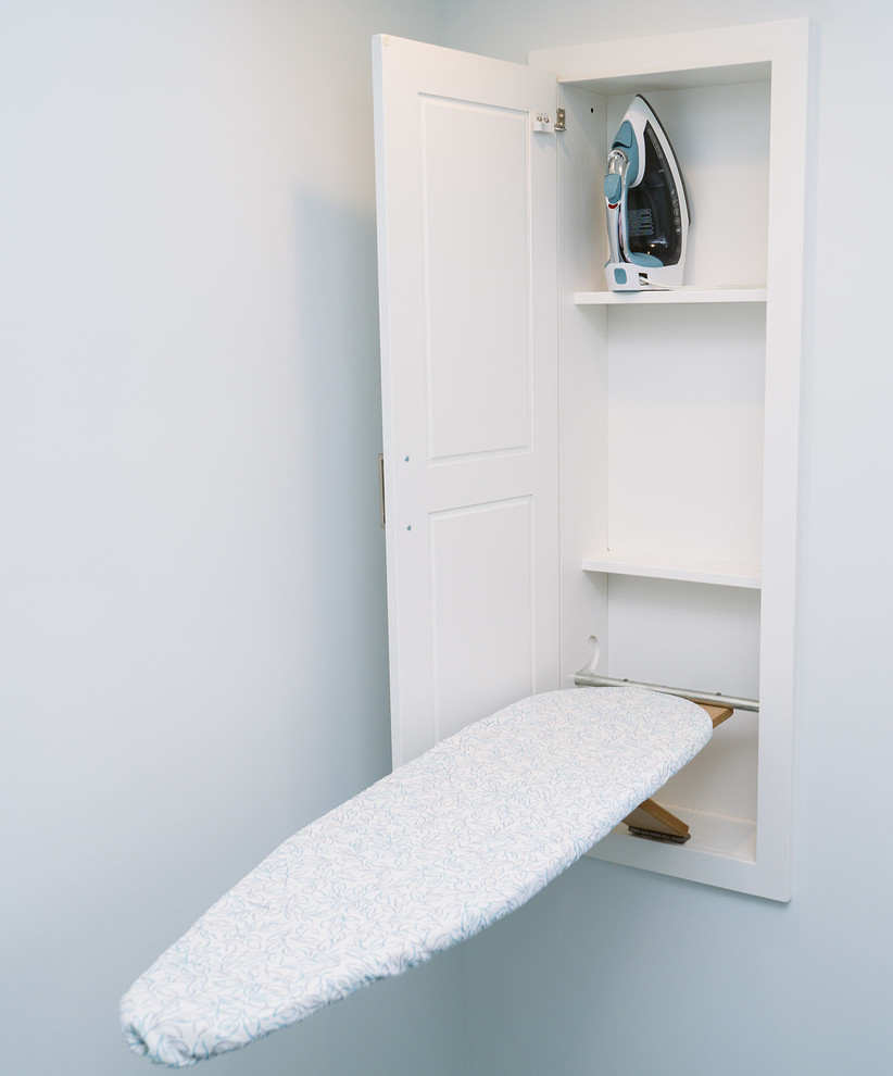 Bild på en mellanstor vintage grå parallell grått tvättstuga enbart för tvätt och med garderob, med en enkel diskho, vita skåp, bänkskiva i kvarts, vita väggar, klinkergolv i keramik, grått golv och luckor med infälld panel