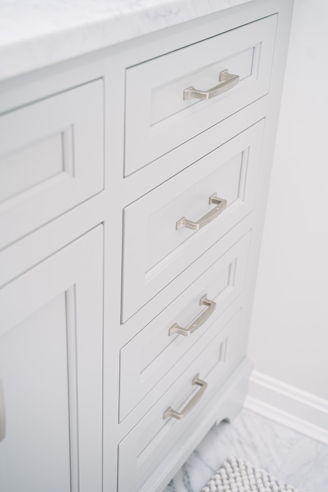 Inredning av en klassisk mellanstor grå parallell grått tvättstuga enbart för tvätt och med garderob, med en enkel diskho, luckor med infälld panel, bänkskiva i kvarts, vita väggar, klinkergolv i keramik, grått golv och vita skåp