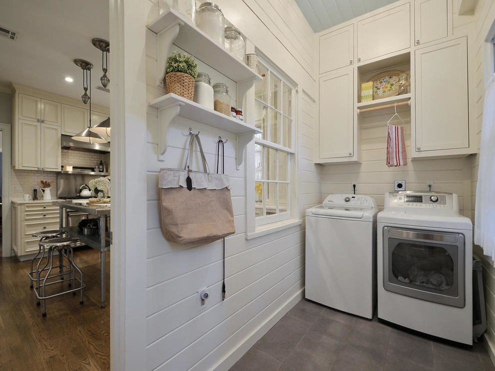 Immagine di una lavanderia country con ante in stile shaker, ante bianche, pareti bianche e lavatrice e asciugatrice affiancate