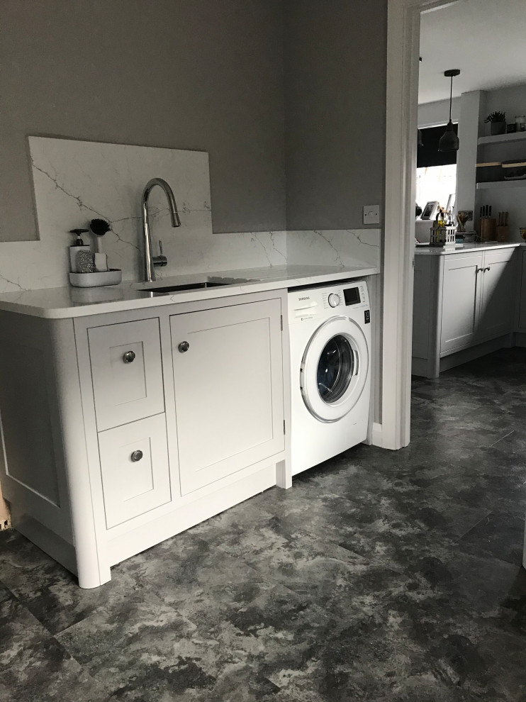 Exempel på en mellanstor klassisk vita vitt tvättstuga, med en undermonterad diskho, grå skåp, bänkskiva i kvarts, grå väggar, vinylgolv och grått golv
