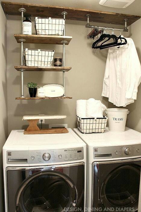 タンパにある小さなインダストリアルスタイルのおしゃれなランドリークローゼット (ベージュの壁、左右配置の洗濯機・乾燥機) の写真