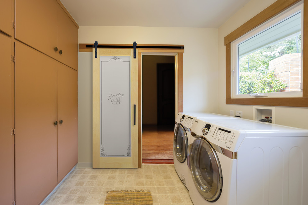 Immagine di una piccola lavanderia multiuso minimalista con pareti bianche, pavimento in vinile e lavatrice e asciugatrice affiancate
