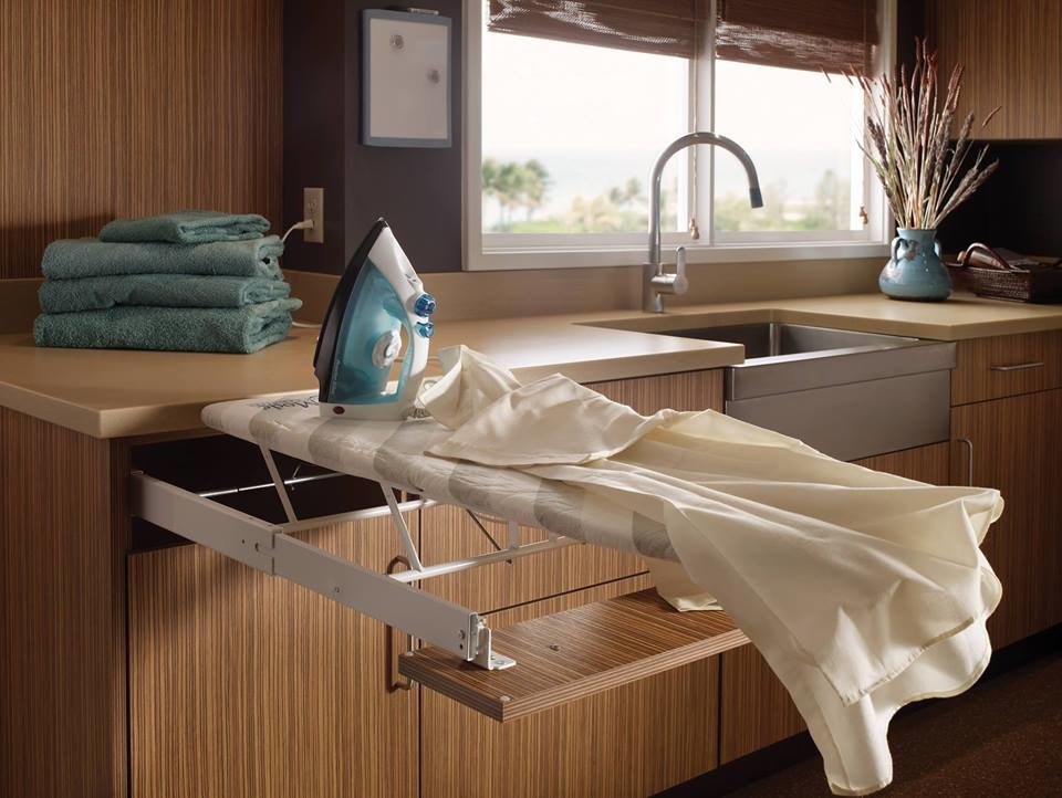 Modern inredning av en mellanstor tvättstuga enbart för tvätt, med släta luckor, skåp i mellenmörkt trä, bänkskiva i koppar, bruna väggar, heltäckningsmatta och en rustik diskho