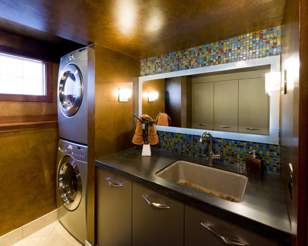 ミネアポリスにあるコンテンポラリースタイルのおしゃれなランドリールーム (上下配置の洗濯機・乾燥機、トラバーチンの床) の写真