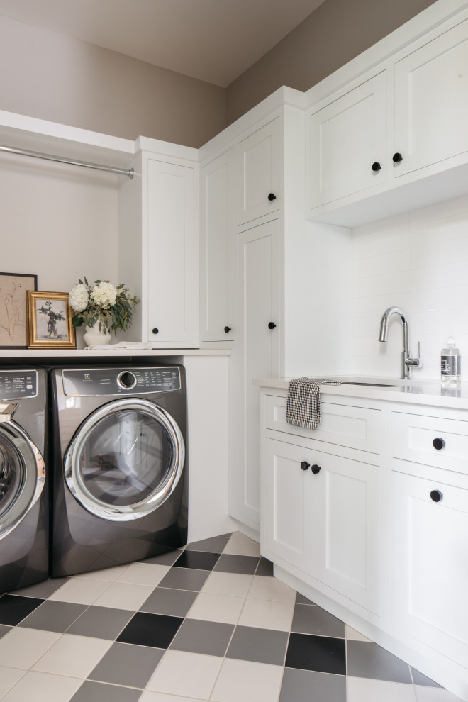 Immagine di una lavanderia chic con lavello sottopiano, ante in stile shaker, ante bianche, pareti grigie, lavatrice e asciugatrice affiancate, pavimento multicolore e top bianco