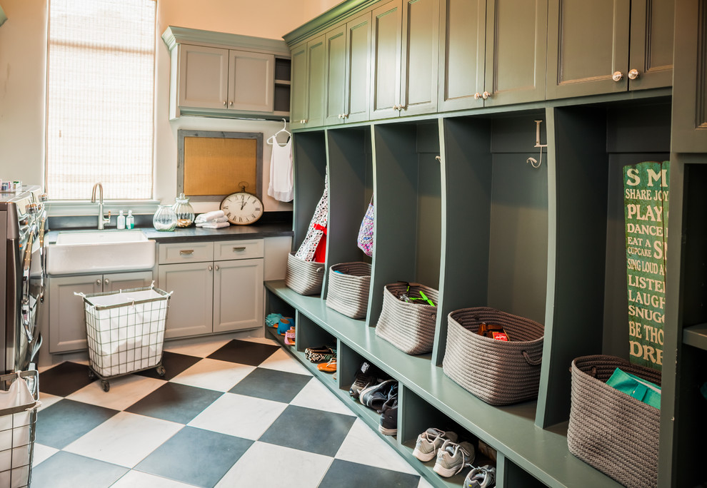 Idéer för vintage l-formade grovkök, med en rustik diskho, gröna skåp, vita väggar, linoleumgolv, en tvättmaskin och torktumlare bredvid varandra, flerfärgat golv och luckor med infälld panel