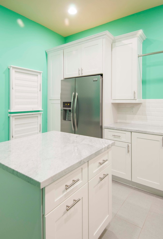 Источник вдохновения для домашнего уюта: большая универсальная комната в стиле модернизм с белыми фасадами, зелеными стенами и полом из керамической плитки