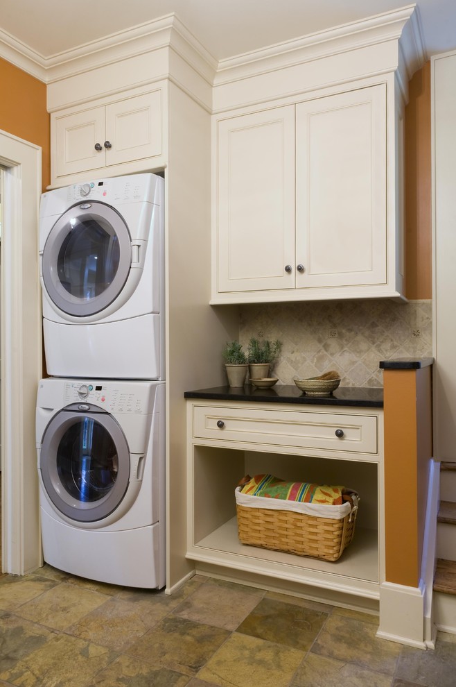 Modelo de lavadero clásico con parades naranjas y lavadora y secadora apiladas