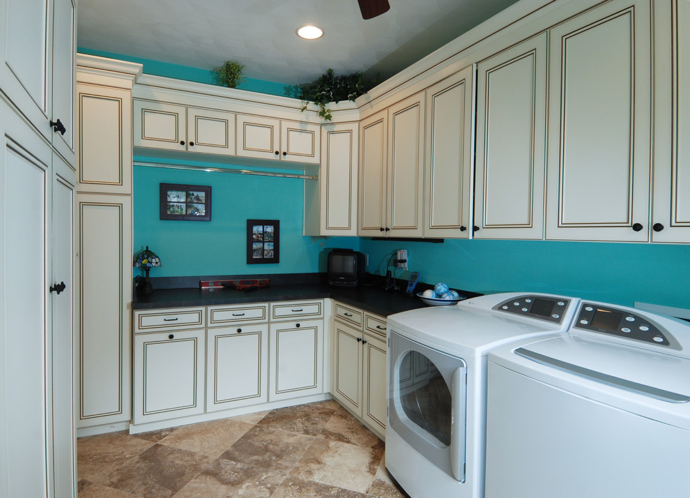 Immagine di una lavanderia classica con ante beige, pareti blu, pavimento beige e top nero