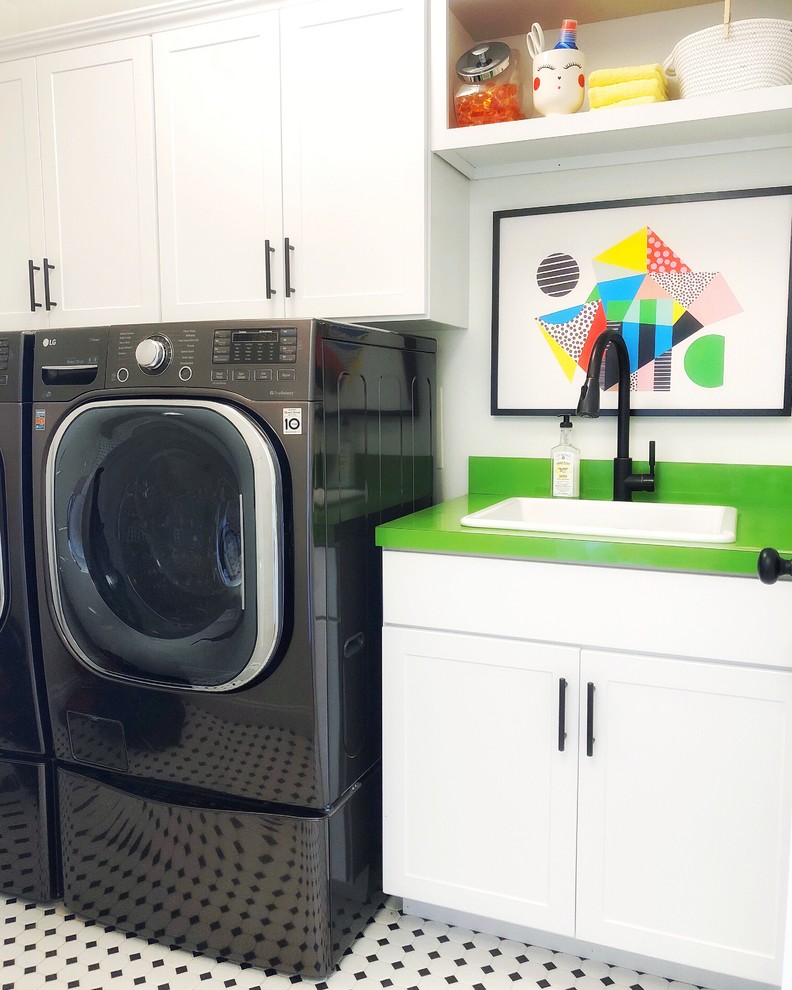 Country Waschküche mit Einbauwaschbecken, Schrankfronten im Shaker-Stil, weißen Schränken, weißer Wandfarbe, Waschmaschine und Trockner nebeneinander, buntem Boden und grüner Arbeitsplatte in Sonstige