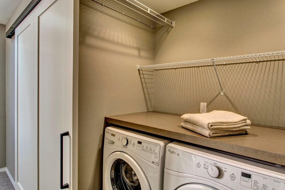 シアトルにある小さなトランジショナルスタイルのおしゃれなランドリークローゼット (ラミネートカウンター、ベージュの壁、クッションフロア、左右配置の洗濯機・乾燥機) の写真