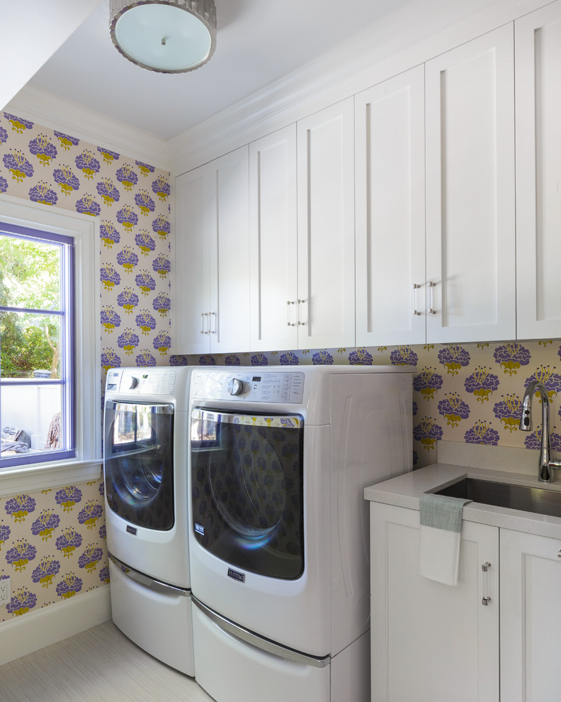 Inspiration för klassiska grått tvättstugor enbart för tvätt, med en undermonterad diskho, skåp i shakerstil, vita skåp, flerfärgade väggar, en tvättmaskin och torktumlare bredvid varandra, grått golv och marmorbänkskiva
