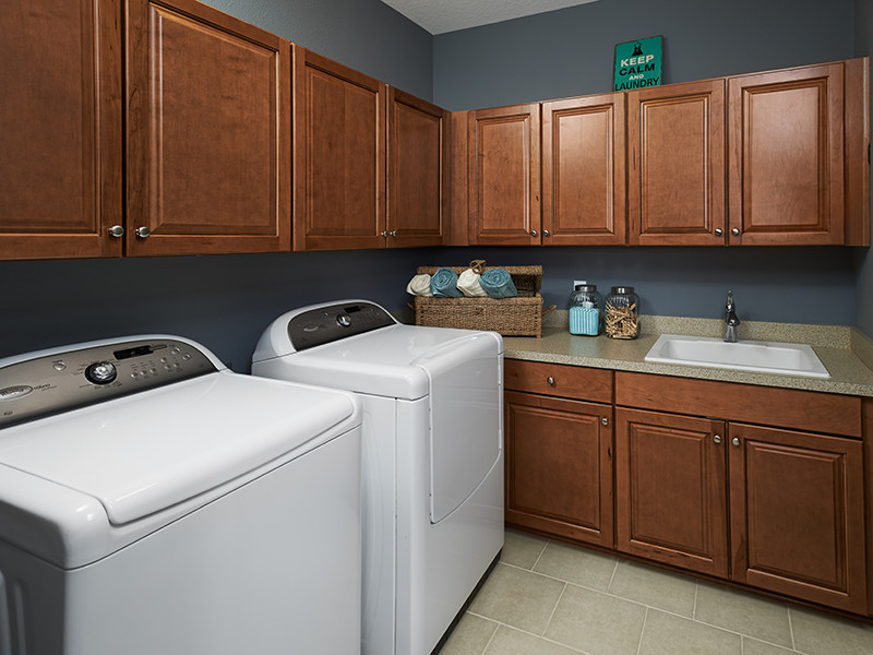 Laundry room - traditional laundry room idea in Orlando