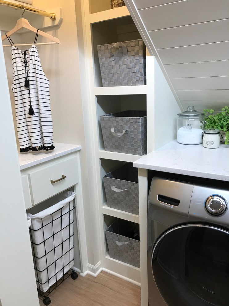 Idéer för små eklektiska parallella tvättstugor enbart för tvätt, med skåp i shakerstil, vita skåp, bänkskiva i kvarts, beige väggar, vinylgolv, en tvättmaskin och torktumlare bredvid varandra och brunt golv