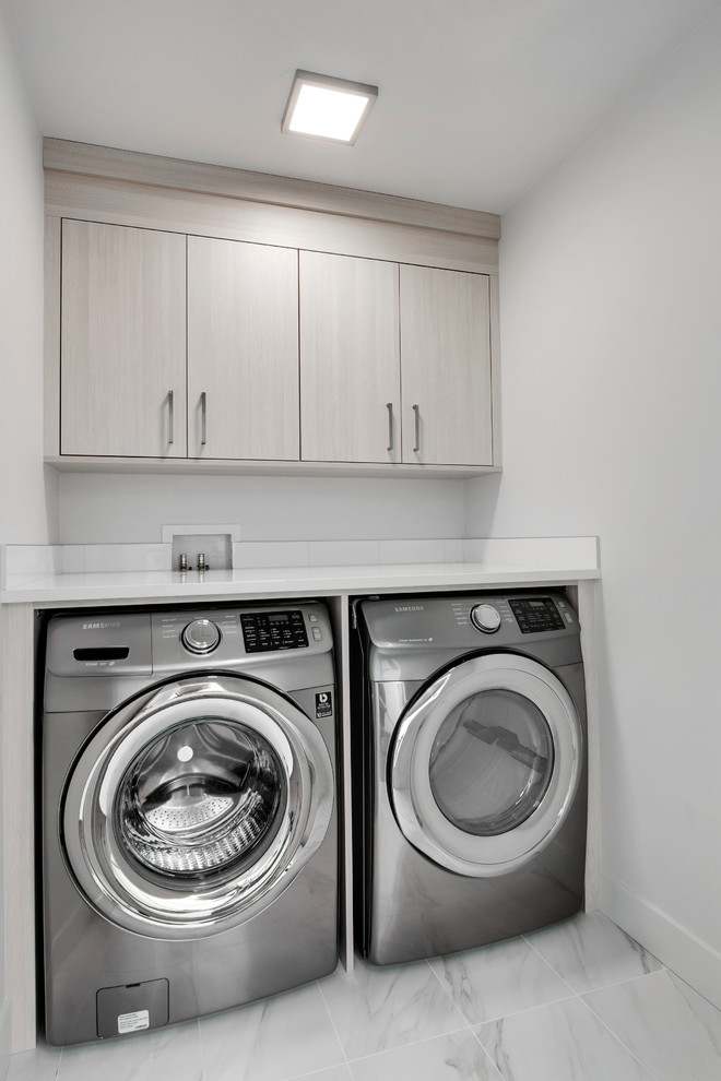 Inspiration för små moderna linjära tvättstugor enbart för tvätt, med släta luckor, bänkskiva i kvarts, grå väggar, klinkergolv i keramik, en tvättmaskin och torktumlare bredvid varandra och grå skåp