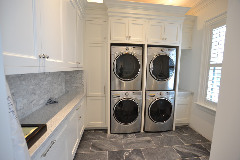 Bild på en vintage tvättstuga enbart för tvätt, med en undermonterad diskho, luckor med infälld panel, vita skåp, marmorbänkskiva, vita väggar, marmorgolv, en tvättpelare och vitt golv