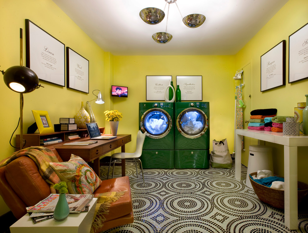 ニューヨークにある中くらいなミッドセンチュリースタイルのおしゃれな家事室 (黄色い壁、左右配置の洗濯機・乾燥機) の写真