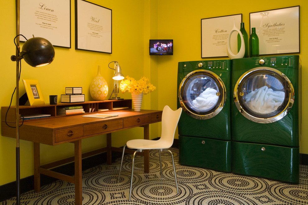 Imagen de cuarto de lavado retro de tamaño medio con paredes amarillas y lavadora y secadora juntas