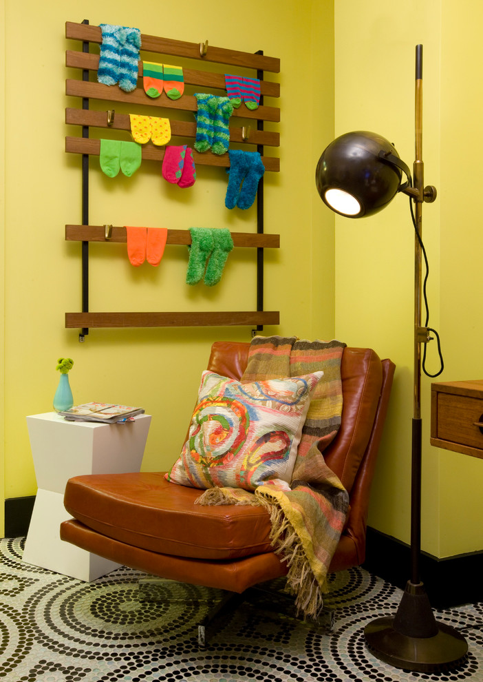Пример оригинального дизайна: универсальная комната среднего размера в стиле ретро с желтыми стенами и со стиральной и сушильной машиной рядом