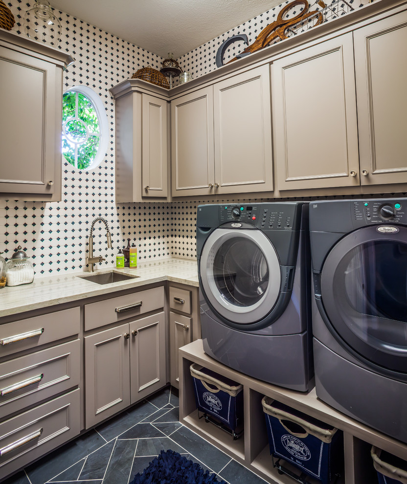 Esempio di una sala lavanderia tradizionale con lavatoio, ante in stile shaker, ante grigie, top in quarzite, pareti multicolore, pavimento in gres porcellanato, lavatrice e asciugatrice affiancate, pavimento blu e top bianco